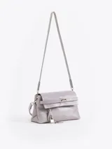 Cartera de cuero vacuno color marrón oscuro, estilo baguette o hombro, con solapa frontal y cierre de torniquete metálico dorado. Incluye un llavero colgante con un candado pequeño.