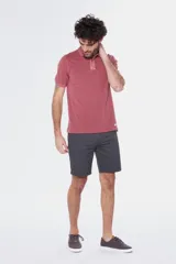 Bermuda de gabardina azul marino, corte recto, con bolsillos laterales y traseros.