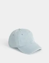Gorra de denim celeste con bordado frontal.