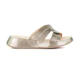 Sandalias bajas Korium color peltre, con tiras cruzadas en el empeine y plataforma.