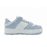 Zapatillas deportivas Le Groupe para dama, acordonadas, con suela de plataforma blanca y detalles en celeste y blanco.