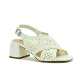 Sandalias negras con taco cuadrado y tiras cruzadas entretejidas.