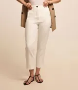 Pantalón zanahoria de sastrería color blanco, con cintura alta, trabillas y botón contrastante.