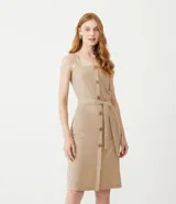 Vestido midi color beige con breteles anchos, escote cuadrado, botones frontales, bolsillos laterales y cinturón de tela con hebilla.