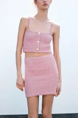 Minifalda rosa de tejido texturizado con tiro alto y corte ajustado.