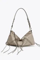 Bolso de hombro marrón de cuero sintético con dos bolsillos frontales con cremallera y tiras decorativas. El asa es trenzada y tiene herrajes metálicos.