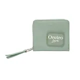 Billetera cuadrada color verde agua con cierre de cremallera y tira de agarre. Presenta un aplique transparente con el logo de la marca Las Oreiro y un estampado de labios en relieve.