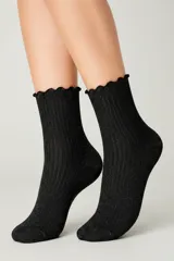 Pack de tres pares de medias negras con hilo brillante, diseño de punto acanalado y borde superior ondulado.
