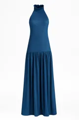 Vestido largo azul con escote halter, espalda baja, volado en el cuello y maxi volado en la cadera.