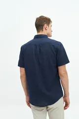 Camisa de lino y algodón azul marino, de manga corta, con fit regular y logo bordado en el pecho.