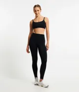Top deportivo color borgoña con breteles finos y espalda deportiva.