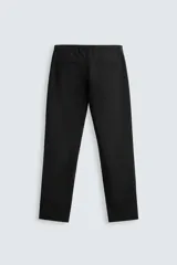 Pantalón largo de vestir gris claro con estampado de cuadros, corte slim fit y cintura elástica. Confeccionado en tejido con alta elasticidad, bolsillos frontales y cierre frontal con cremallera y botón.