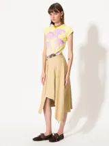 Falda midi color beige de gamuza arrugada, corte irregular y diseño tipo portafolio.