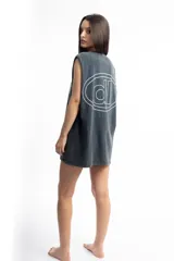 Musculosa azul con efecto gastado y logo estampado en el pecho.