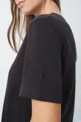 Remera negra de algodón, corte clásico y mangas cortas.