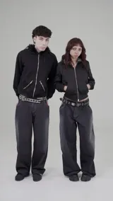 Campera negra con cierre frontal, corte boxy y puños y cuello con pelo sintético gris. Presenta un ligero acolchado diagonal en el cuerpo.