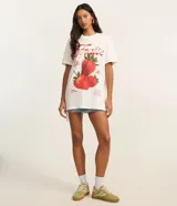 Remera alargada de manga corta, confeccionada en algodón BCI más sostenible, con cuello redondo y estampa de frutillas en el frente.