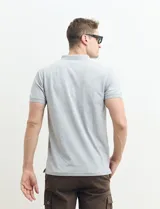 Chomba verde de piqué de algodón con cuello clásico y tapeta de dos botones. Logo bordado en el pecho.