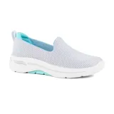 Championes Skechers Go Walk Arch Fit Hazel, color gris claro con detalles en celeste. Capellada de malla sin cordones, plantilla Arch Fit con soporte en el arco plantar, media suela Ultra Go con amortiguación y tecnología Comfort Pillar.