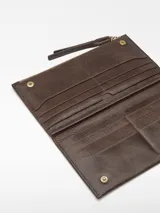 Billetera grande de cuero craquelado color marrón, con cierre de solapa con broches y bolsillo con cremallera.