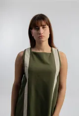 Vestido corto celeste con tirantes anchos en color crudo.
