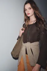 Jersey verde de punto rústico, con escote redondo y manga larga.