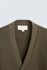 Cárdigan color marrón con cuello en v, manga larga y cierre frontal con botones.