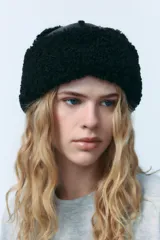 Gorro negro combinado en tejido efecto piel y efecto borreguillo.