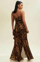 Vestido largo de gasa con estampado animal print, escote en V con volados, breteles finos y falda con volados y abertura lateral.