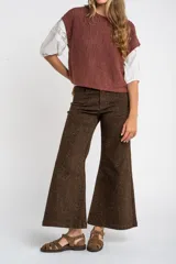 Chaleco de punto color beige con lurex, de corte recto y mangas cortas. Tejido calado con pequeños agujeros.