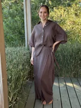 Falda larga marrón de lino con cintura elastizada y lazo lateral.