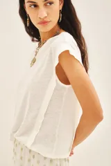 Remera blanca de lino y algodón, de cuello redondo y sin mangas.