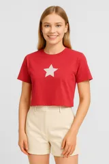 Remera cropped negra de algodón con estampado de un trozo de torta con cereza.