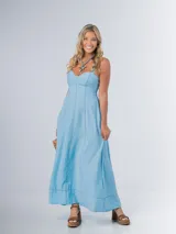 Vestido largo celeste en denim liviano con spandex, de corte amplio y espalda cruzada con drapeado elastizado.