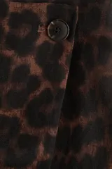 Short pollera mini con estampado animal print, de corte cruzado con botón y cierre lateral oculto.