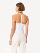 Top marrón con escote halter y espalda descubierta.