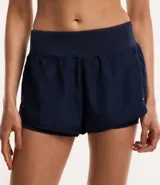 Bermuda deportiva de microfibra color blanco, corte runner con cintura elástica y forro interno.