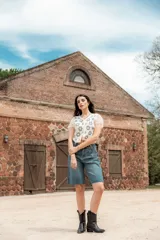 Blusa corta de crochet color blanco con diseño floral en azul y mangas cortas con borde calado.