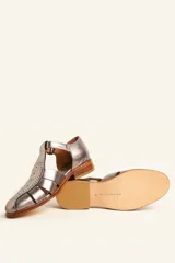 Sandalia marrón de cuero vacuno con diseño de tiras entrecruzadas, hebilla lateral y taco bajo de 2,5 cm.