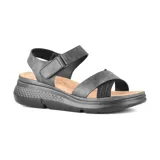 Sandalias bajas color gris con plataforma texturizada, doble tira en el empeine y tira trasera con ajuste de velcro.