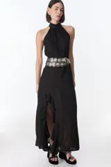 Vestido largo azul de lino, con cuello halter y volados en el ruedo.
