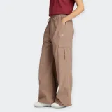Pantalón cargo de tejido de nylon reciclado color marrón, con efecto arrugado, cintura ajustable con cordón y bolsillos cargo laterales. Presenta un corte ancho y tiro alto.