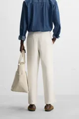Pantalón largo verde oscuro de algodón con textura, corte recto y cintura elástica ajustable con cordón.