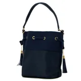 Cartera tipo tote bag negra con doble asa de hombro y cierre superior. Incluye un neceser con correa desmontable.