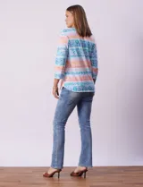 Blusa de algodón estampado con cuello a la base y escote en V con tachas. Manga ¾.