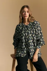 Camisa de manga larga con cuello redondo fruncido y estampado paisley en tonos azul marino, beige y mostaza.