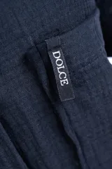 Camisa negra de manga corta con cuello clásico, bolsillo en el pecho y corte holgado.