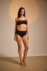 Bombacha tiro alto color negro con textura brillante.