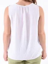 Blusa blanca sin mangas con escote en V.