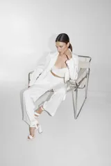 Pantalón de vestir blanco de corte recto.